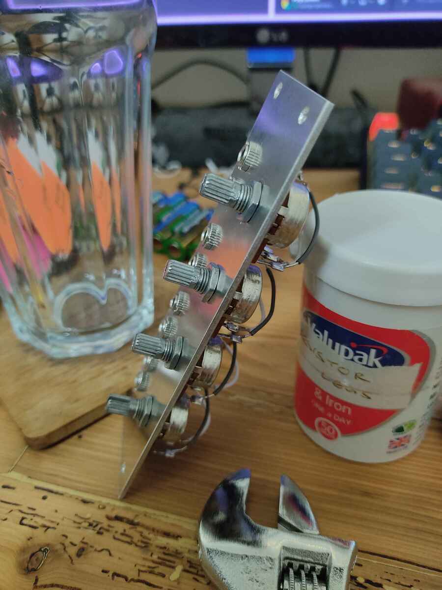 side view, showing there's kinda fuck all back there. taking this pic was also a struggle.. side view, showing there's kinda fuck all back there. taking this pic was also a struggle..